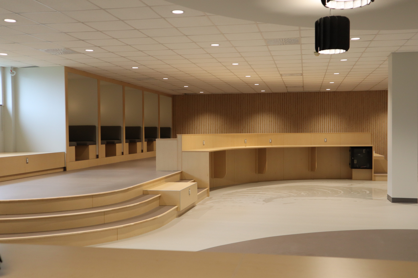 Salle multifonctionnelle commerciale nettoyée et finie par Présta Nett Québec