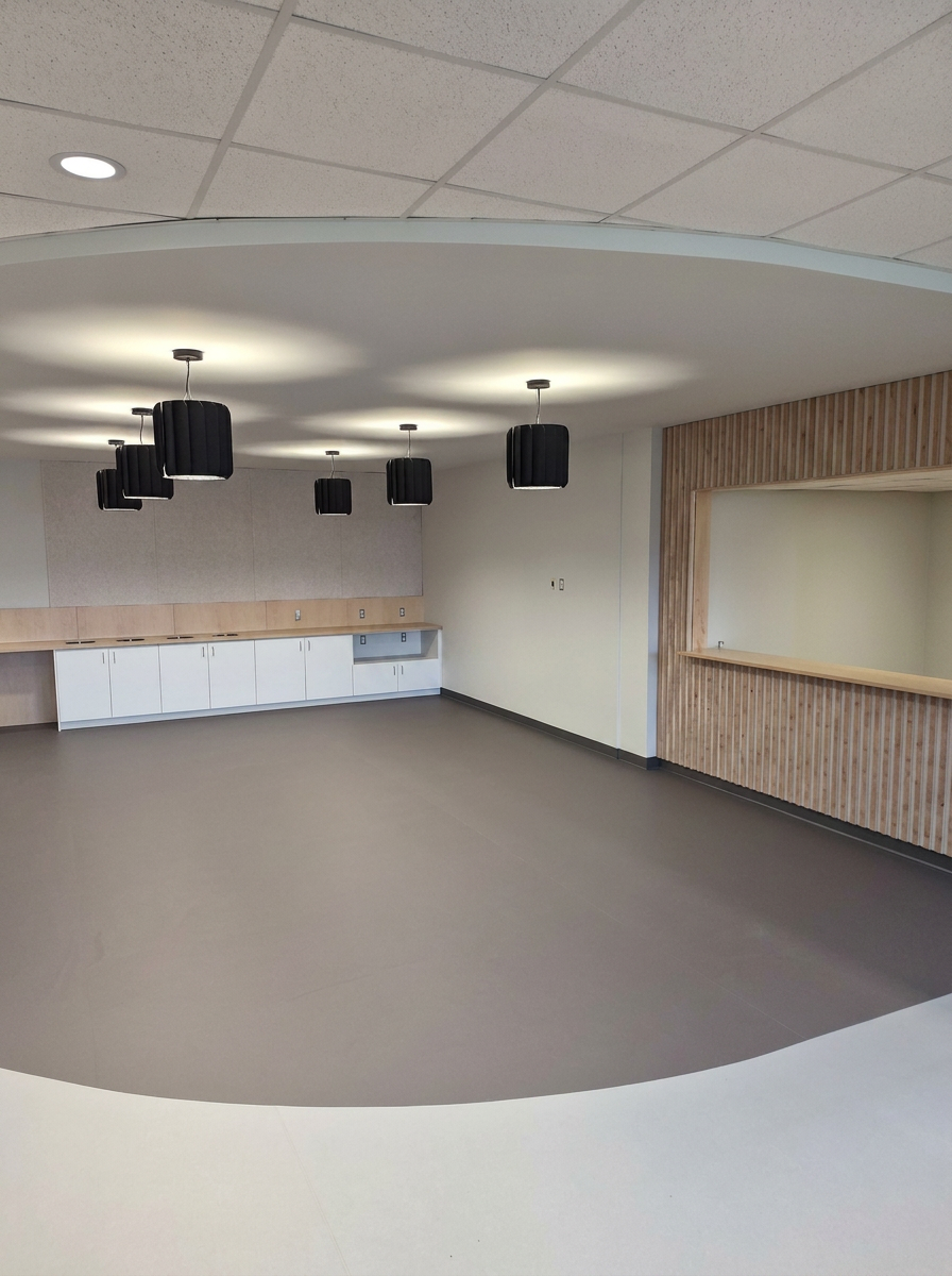 Même salle multifonctionnelle livrée impeccable après nettoyage